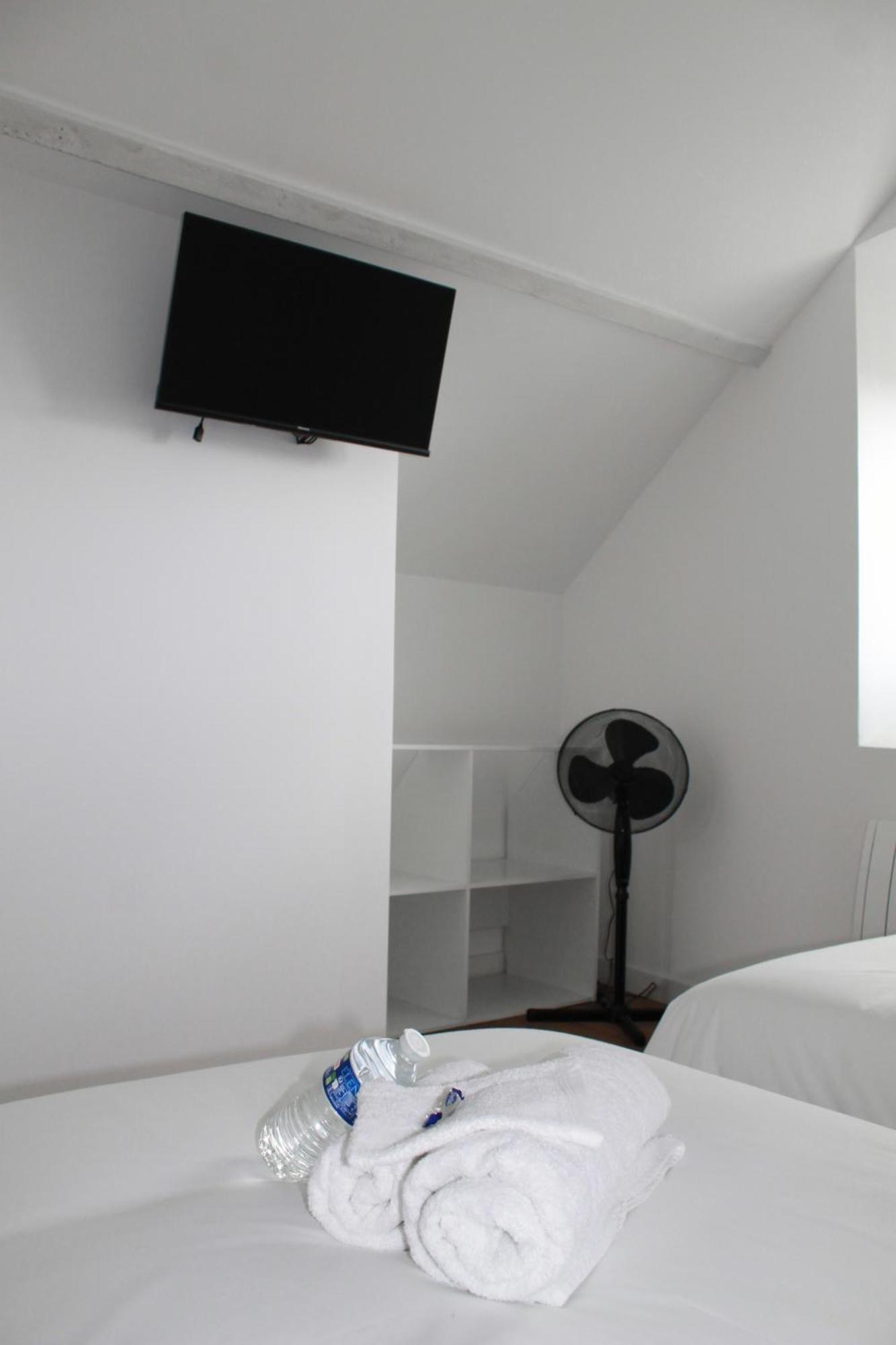 L'Equinoxe - Parking Prive - Zapart'Hotels Malesherbes Exterior photo